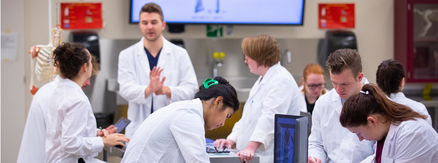 Biomedical students in lab